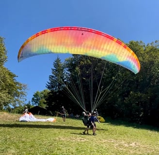 un pilote biplace s'apprête à décoller. 