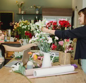 Dos emprendedoras trabajando en una florería en España