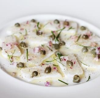 Un plato de carpaccio de bacalao