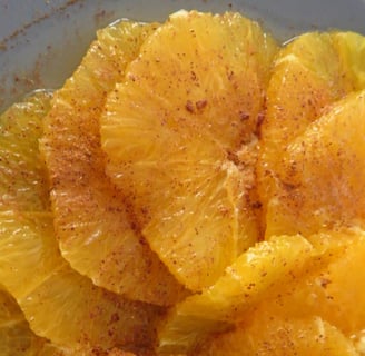 Detalle de un carpaccio de naranja con canela
