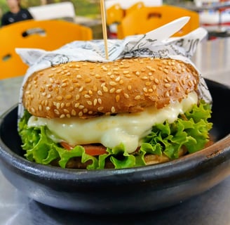 Hambuguesa Clasica, carne 100% artesanal en La Casa del Cholado Cajamarca Tolima