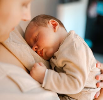la photo d'un nouveau né sur la poitrine de sa maman