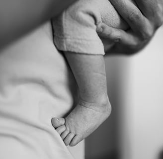 le pied d'un bébé en photo noir et blanc