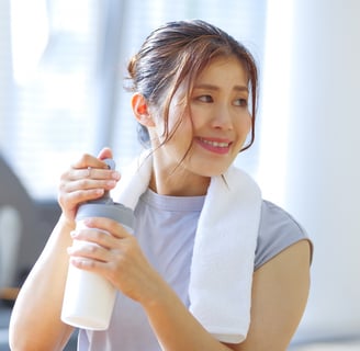 プロテインを飲んでいる女性