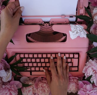 Máquina de escrever rosa em volta de flores