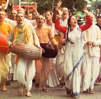 Devotos cantando Hare Krishna