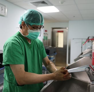 Dr. Wen se preparando para realizar uma cirurgia no cérebro.
