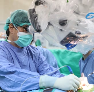Fotografia do Dr. Wen Hung Tzu realizando cirurgia no cérebro.