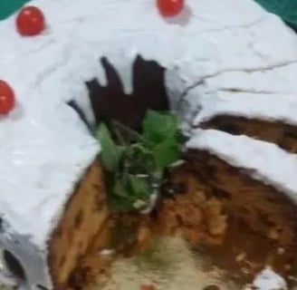 um bolo com um fatias retiradas