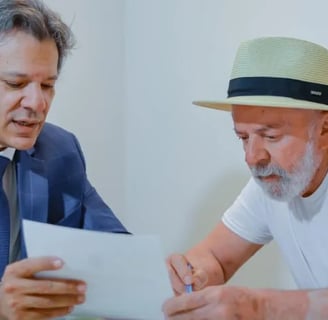 Presidente Lula de chapéu sentado à mesa