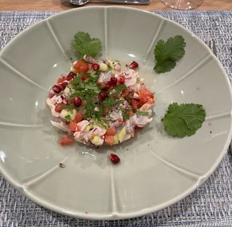 Préparation de ceviche de dorade dans l'atelier de cuisine du moment