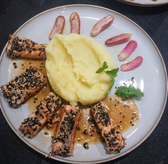 préparation de plats recherchés dans l'atelier de cuisine conviviale