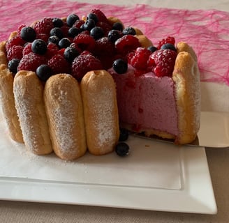 Charlotte aux fruits rouges chez Marmite et Papillote cuisine conviviale