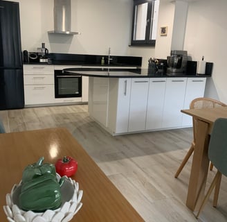 Une cuisine moderne et une décoration chaleureuse chez Marmite et Papillote
