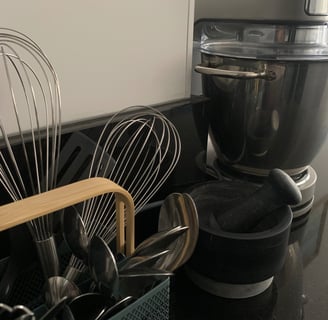Un grand plan de cuisine moderne et équipé pour les ateliers conviviaux