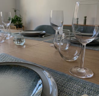 La table est dressée harmonieusement chez Marmite et papillote