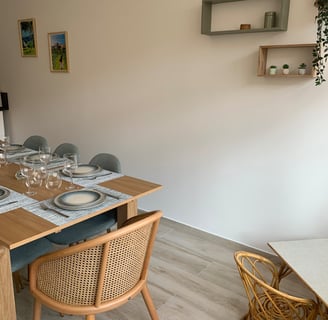 Un intérieur chaleureux pour partager les repas après l'atelier