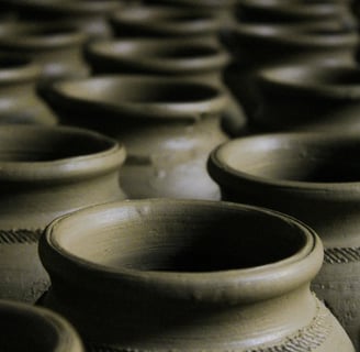 Pots en argile alignés, symbole d’un chemin thérapeutique progressif, structuré et transformateur