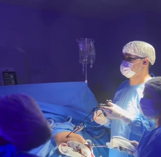 Medico cirurgiao realizando procedimento cirurgico por videolaparoscopia