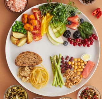 une assette avec des aliments