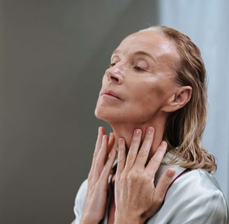une femme qui montre sa peau et ses mains