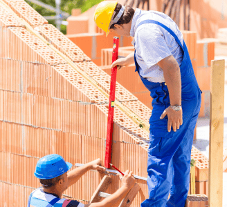 Homens trabalhando em uma obra