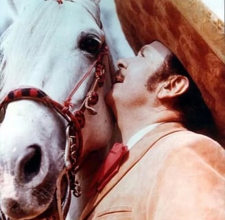 Antonio Aguilar con uno de sus caballos