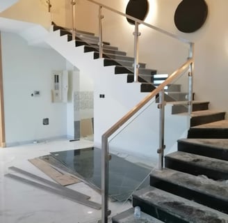 نقدم خدمات متكاملة في تصنيع وتركيب الزجاج والسكريت لمختلف القطاعات. خبرتنا تضمن جودة عالية واحترافية