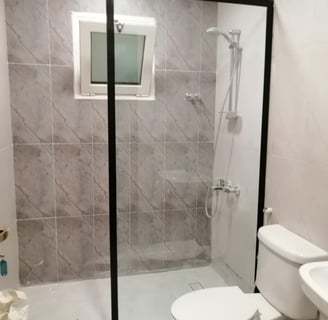 كبائن شاور زجاجية تركيب زجاج حمامات الشاور , بعدة أنواع الزجاج الشفاف ,الثلجي, ونحرص على التركيب الآ