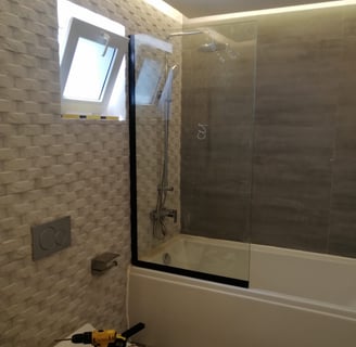 كبائن شاور زجاجية تركيب زجاج حمامات الشاور , بعدة أنواع الزجاج الشفاف ,الثلجي, ونحرص على التركيب الآ