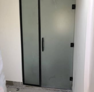 تركيب ابواب زجاج تركيب ابواب زجاج وتستخدم في المحلات التجارية والمنازل,منها المطابخ والصوالين وغرف ا