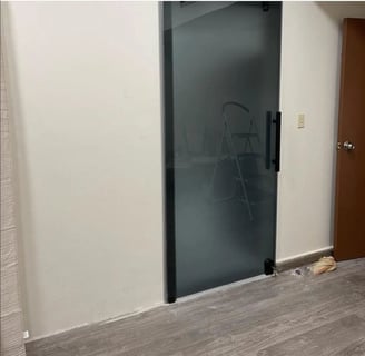 تركيب ابواب زجاج تركيب ابواب زجاج وتستخدم في المحلات التجارية والمنازل,منها المطابخ والصوالين وغرف ا