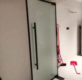 نقدم خدمات متكاملة في تصنيع وتركيب الزجاج والسكريت لمختلف القطاعات. خبرتنا تضمن جودة عالية واحترافية