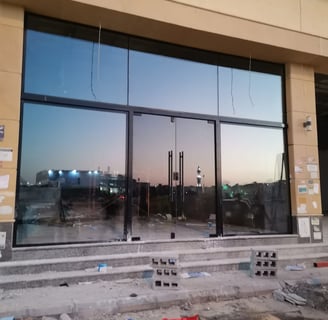 واجهات زجاجية تركيب واجهات محلات تجارية زجاجية بأقوى أنواع الزجاج السيكوريت الآمن المقاوم لدرجة الحر