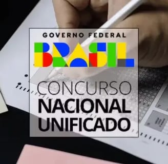 Mão preenche gabarito do Concurso Nacional Unificado com cuidado e concentração.