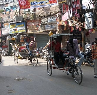 Rickshaw ride Varanasi. North India tour package