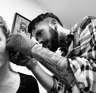 Manel examinando una oreja.