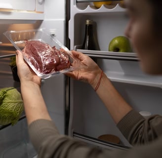 ibu menaruh makanan di dalam lemari pendingin / kulkas