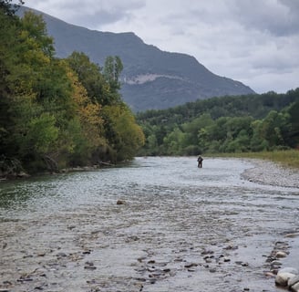 Fly fishing on rio Ara, Spain, provincia de Aragon