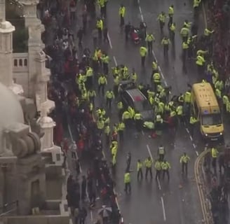 a large group of people in yellow vests and yellow vests