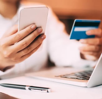 a woman holding a credit card and a credit card compras online