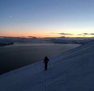 skier dans la nuit polaire a lyngen alps