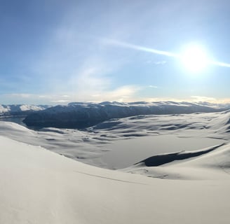 Lyngen alps aux printemps avec un skier