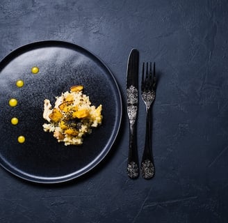 Plato de comida gourmet en un restaurante acogedor."