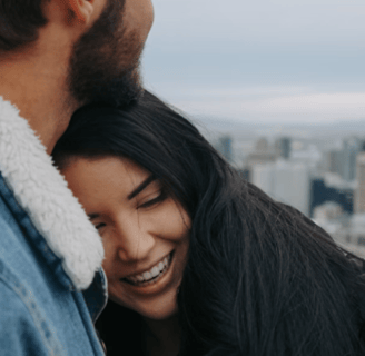 CASAL SE ABRAÇANDO COM TOQUES