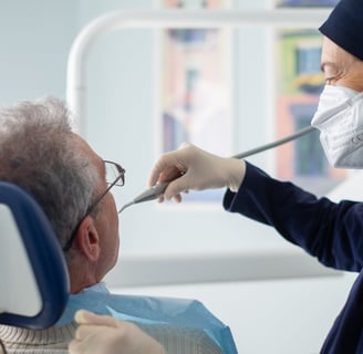 Paziente e dentista nel centro