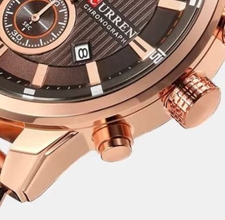 relógio gold rose com botões laterais funcionais, fundo marrom e besel gold rose