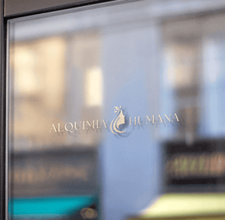 Una puerta que refleja la entrada a instalaciones Alquimia Humana donde se puede recibir terapia