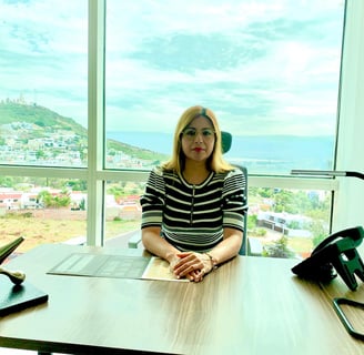Psicóloga Nayeli Ramos en su consultorio en León, ofreciendo un espacio cálido y profesional
