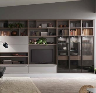 living Maronese con libreria in legno e vetrine illuminate